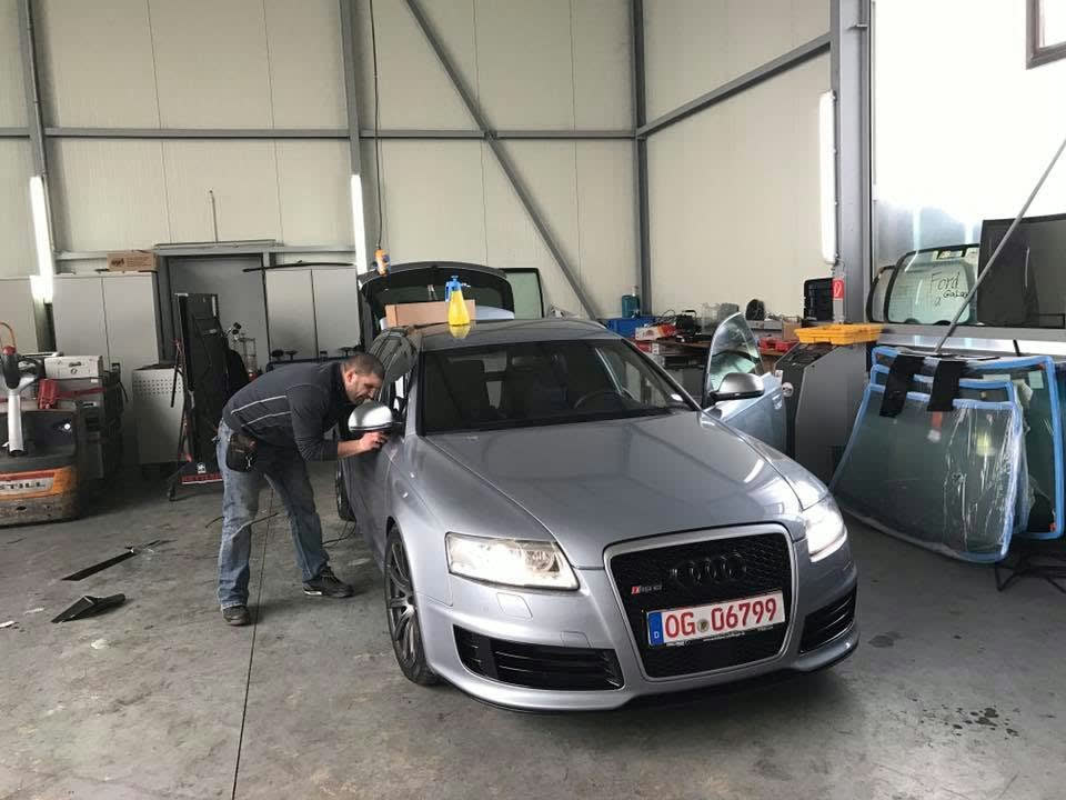 Scheibentausch an einem Audi in der Werkstatthalle von Victoria Autoglas