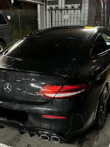 Aufbereitetes Mercedes-Coupé nach Reinigung und Politur
